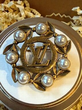 Fashion Jewelry Gold-Tone Pearl Wreath Brooch